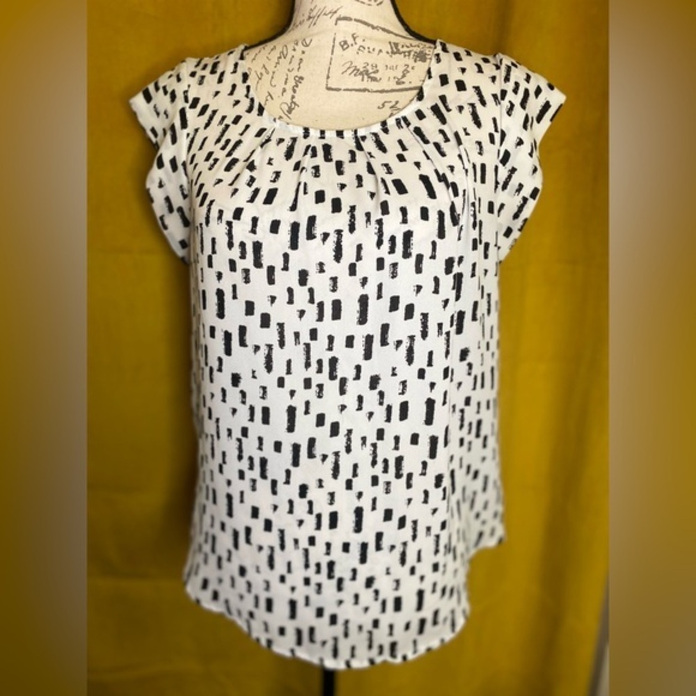 Alice Blue - White short sleeve w/ black artistic geometric pattern - EUC - S